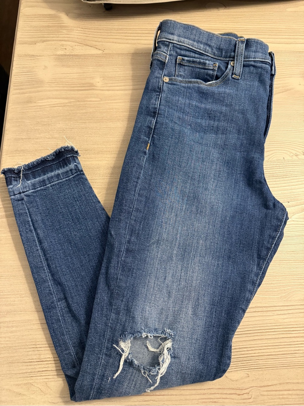 Women’s Distressed Skinny Jeans